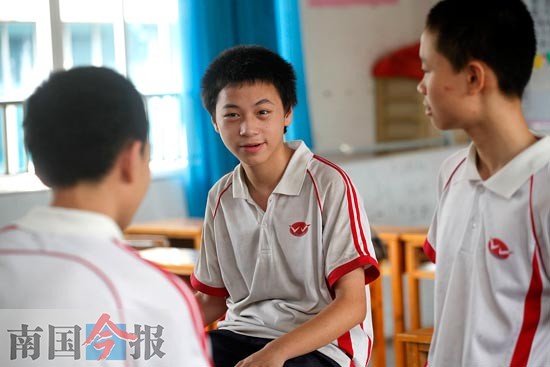 弃婴被收养16年成 黑户 男生想落户参加中考(图