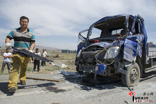 现场的救援人员正在清理车祸现场。亚心网记者 陈峰 摄