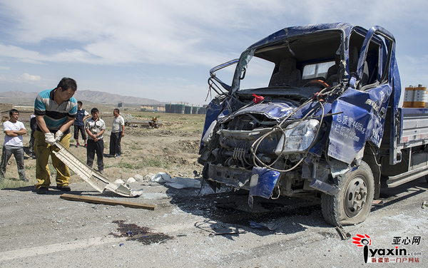 现场的救援人员正在清理车祸现场。亚心网记者 陈峰 摄