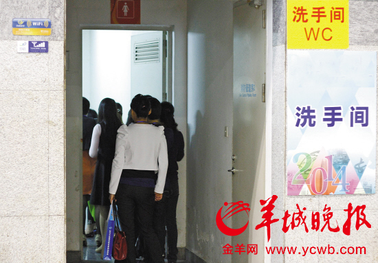 、人流量大的场所，女厕所经常排队 羊城晚报记者 王俊伟摄