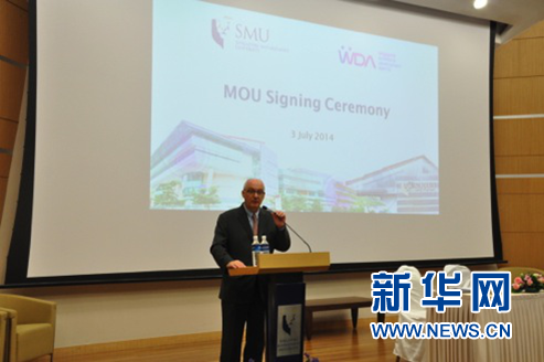 图为新加坡管理大学校长梅雅诺教授发表与新加坡劳动发展力局合作感言。