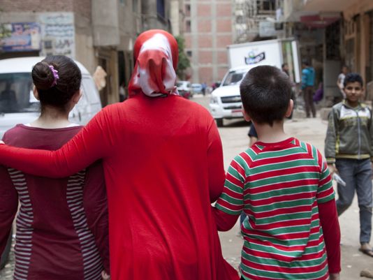 叙利亚妇女莫娜（中）在大马士革时曾是一名工程师，但是她无法再埃及开罗找到这方面的工作。（图片来源：美国媒体）