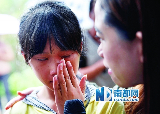 面对记者的采访,小萍不时流出眼泪。
