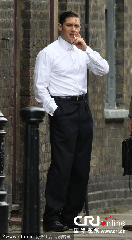 汤姆·哈迪新片街头取景 嘴叼香烟穿白衬衣杀
