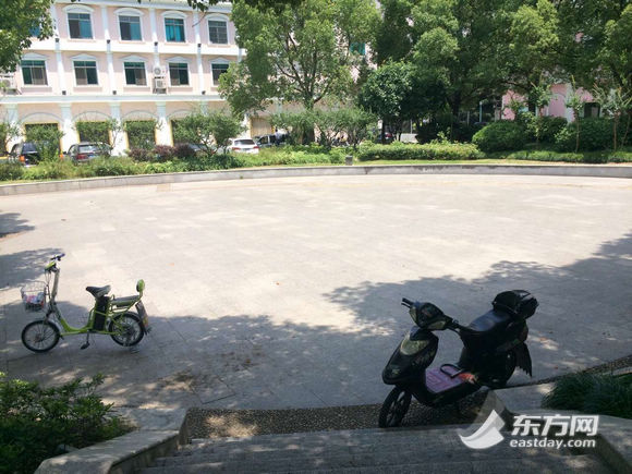 图为事发的广场全景