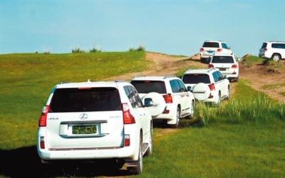 7月4日，内蒙古锡林郭勒盟草原，越野车队前往将要拍摄马群的牧场。图片来自人民网
