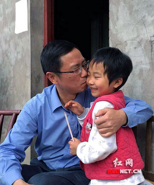 (5月20日，邱初开看望自己的“小亲戚”——失去双亲，与祖辈相依为命的张语嫣。（资料图）)