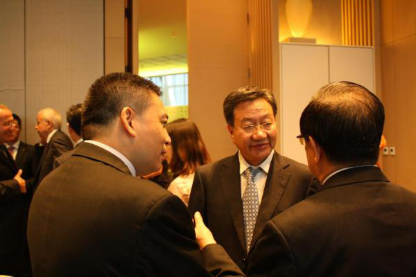 姜增伟会长(中)、龙永图部长(右)与成清涛副会长(左)交流