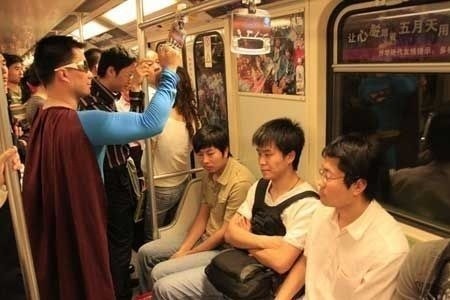 超人内裤没外穿，差评！(图片来源网络)