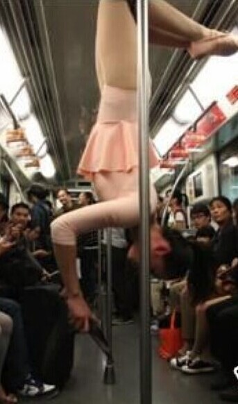 该女子纵身一跃翻上车厢扶手，开始玩起电脑