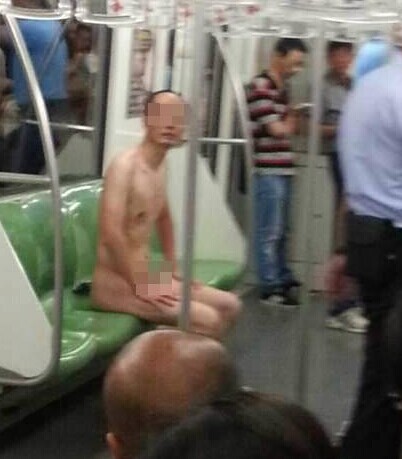 中年大叔“裸乘”四站地铁(图片来源网络)