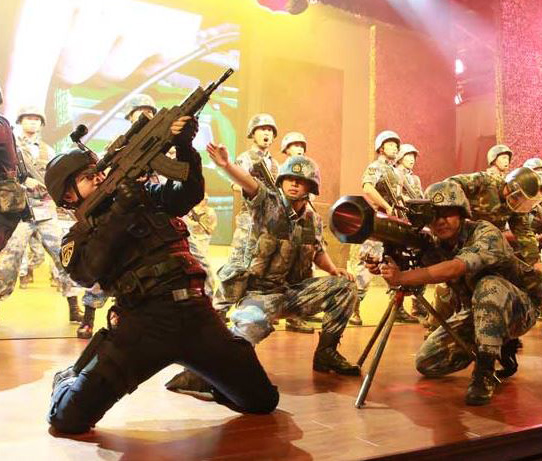 　　图片说明：战略步枪现身解放军某个文艺演出的舞台上
