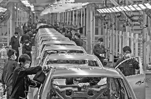 江淮汽车生产线上工人正在生产 IC/供图