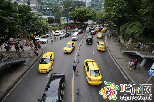 儿童医院门前公路中央，设置了锥形桶，禁止车辆调头。 首席记者 罗嘉 摄