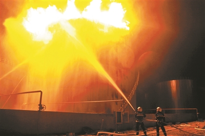 新疆阿克苏1500立方米原油储罐爆炸起火-中国