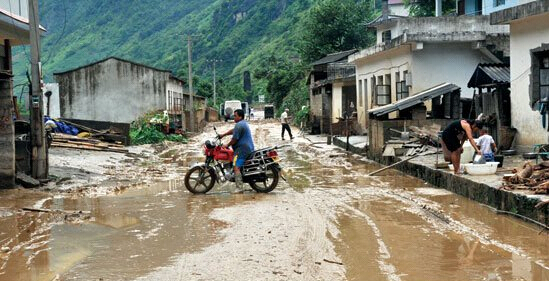 7月10日，六贡公路经过泸水县洛本卓乡保邓村的一段路面泥泞不堪。