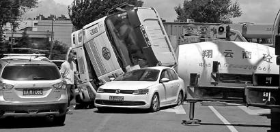 侧翻的罐车车头砸中了同向行驶的轿车 本报记者 惠禾 摄