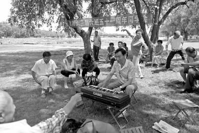 毕业47年后再见面，老同学仿佛焕发了当年的活力本报记者惠禾摄