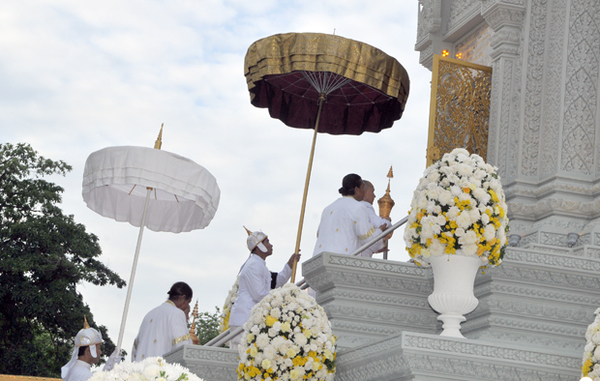 西哈莫尼国王将骨灰坛安奉至坤特帕花灵骨塔（图片来源：AKP柬新社）