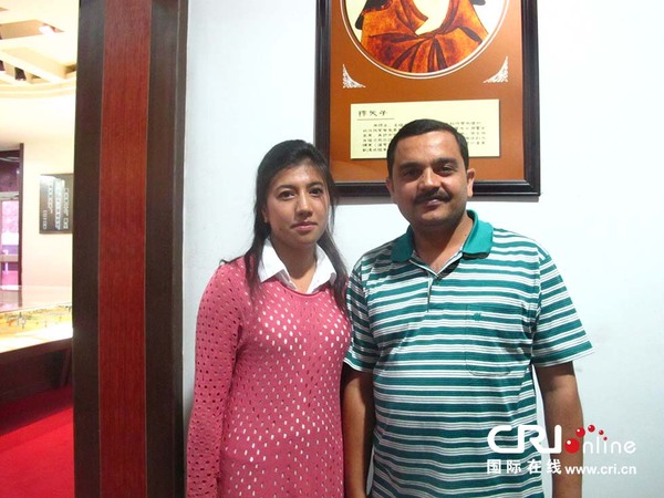 巴基斯坦籍记者马哈茂德·塔希尔与塔里木大学学生穆尔巴合影（薛晓云 摄）