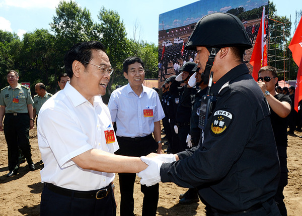 7月14日，省委书记王儒林、省长巴音朝鲁出席吉林省公安武警反恐维稳实战演练汇报会。图为王儒