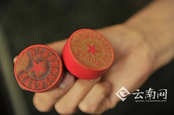 这是记者在街边刻的章