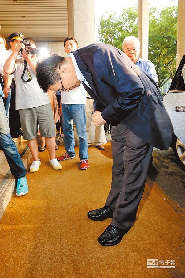 台&ldquo;教育部长&rdquo;蒋伟宁昨请辞获准，下班离开在上车前，向来欢送的同仁鞠躬致谢。图片来源：台湾《中时电子报》