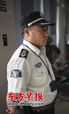 沈鸿明：55岁，银行保安，和众人一起合力制服歹徒。