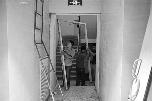 全楼更换防火门,推迟招租|防火门|火患