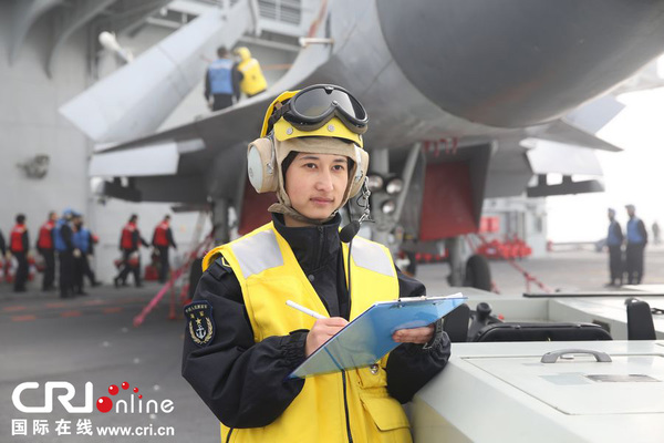 航母上的少数民族女舰员 摄影 韩峰