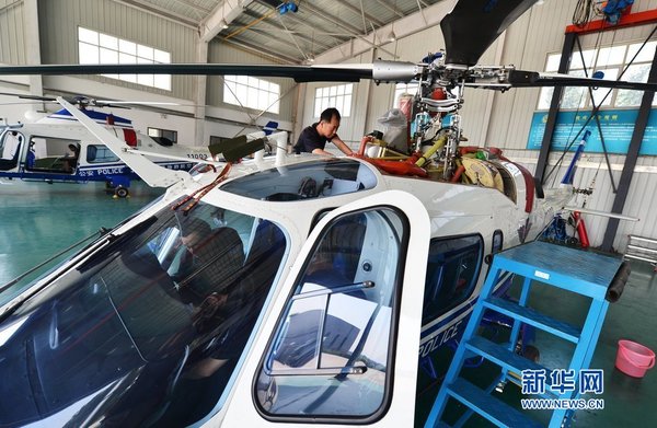 2014年7月15日，北京，地勤工作人员正在对飞机进行日常维护。