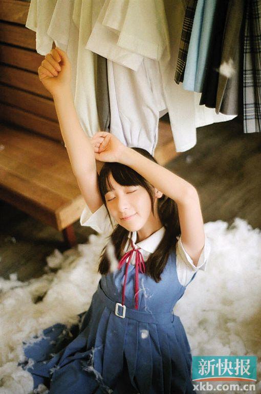 以后你们会说我“洗剪吹”么?    近日,徐娇最新写真被网友曝光,常以各种COSPLAY造型示人的徐娇此次蓝色短裙扎小辫出镜,十足的小清新模样,网友大赞其越大越美丽。