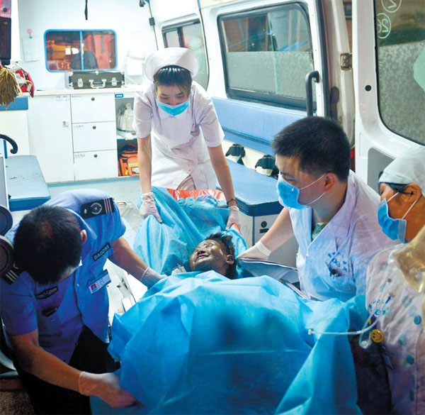 伤者在解放军421 医院接受抢救羊城晚报记者周巍摄
