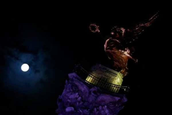 摄于墨西哥，超级月亮和独立天使纪念碑合照（网页截图）