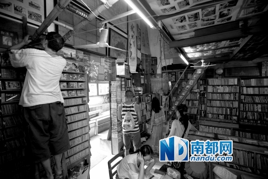 浩天老板浩叔做二手书店已有20年。