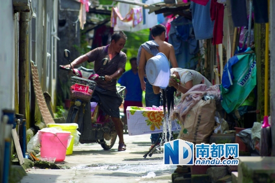 ●老村的小巷狭小，生活气息浓厚。