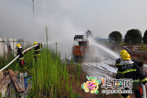 消防官兵正在进行灭火。 虎溪消防中队供图 华龙网发