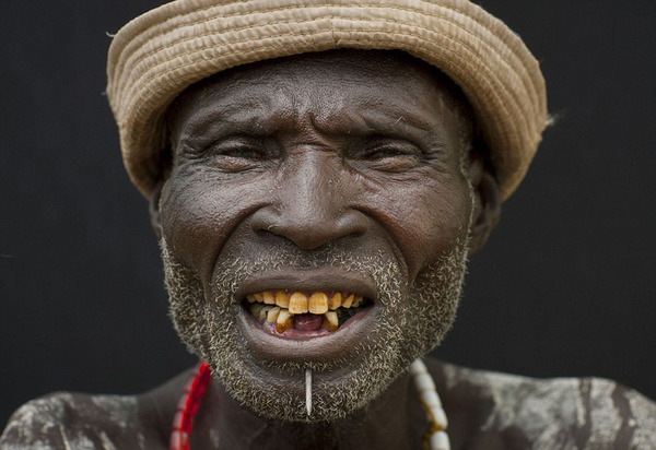 　　Karo部落长老于2012年最终同意将“受诅咒”儿童送至部落外抚养，而不再将他们杀死。