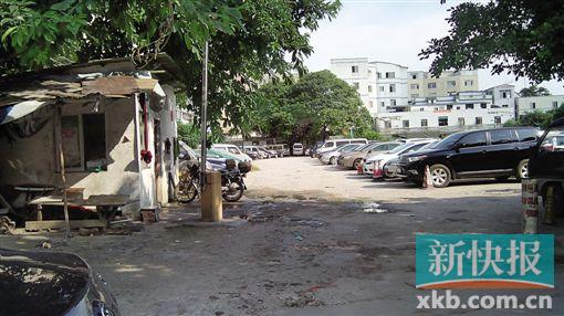 ■村中自设停车场十分简陋,无遮蔽且坑坑洼洼。