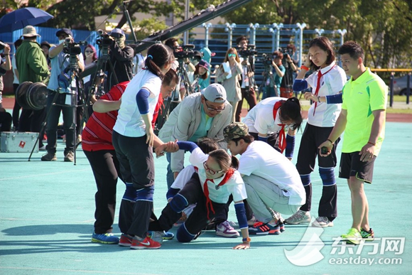 在《我们一起来！》节目现场，上海市第三女子初级中学的同学们刻苦训练