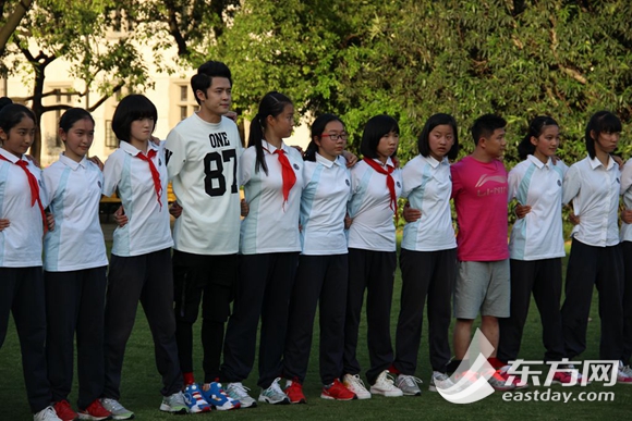 上海市第三女子初级中学代表队与明星教练们在一起