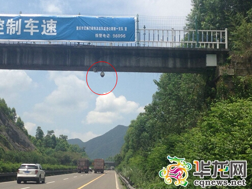 沪渝高速洛碛至箭沱湾段安装的视频监控。记者 刘艳 摄