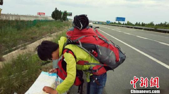 靠着地图指引，白晓婷勇敢地行走在路上。　晓婷供图　摄