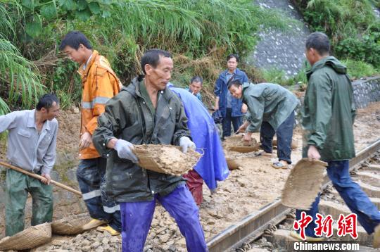 南宁铁路局职工正在抢修受水毁影响的铁路铁宣传摄