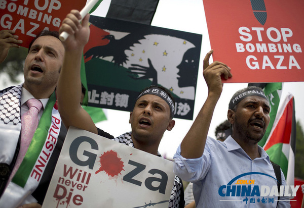 2014年7月18日，中国北京，多国民众在巴勒斯坦驻北京大使馆外游行，抗议以色列攻击加沙地带。（图片来源：东方IC）