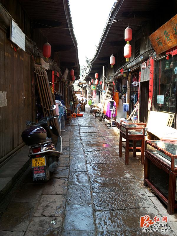 凤凰古城街道清洗结束灾后消毒防疫全面跟进
