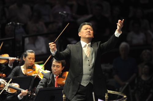 中国爱乐乐团指挥、艺术总监余隆在英国逍遥音乐节演出。图片由英国逍遥音乐节提供