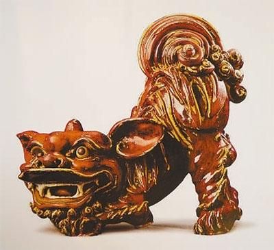石湾陶《红釉狮子》,晚清, 广东省博物馆藏。