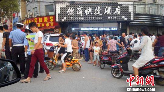 图为事发现场。　网友供图　摄