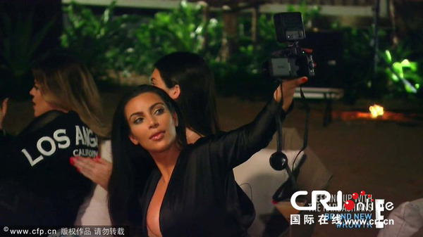 金·卡戴珊录《与卡戴珊姐妹同行》 全程自拍遭吐槽|姐妹|节目_凤凰娱乐